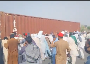 صوابی انٹرچینج، تحریک انصاف کے ورکرز نے کنٹینرز ہٹا دیئے