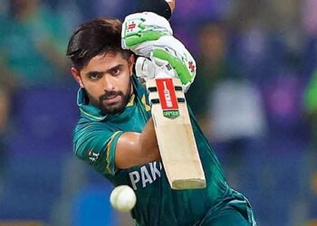 بابر نے شرارت کی؛ امپائر نے جرمانہ کر دیا۔