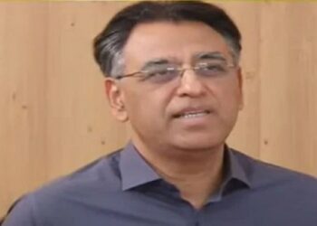 سیاستدانوں کو سیاسی معاملات آپس میں ڈیل کرنے دینا چاہیے۔اسد عمر