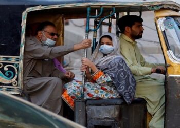 ملک بھر میں پبلک ٹرانسپورٹ پر سفر کرنے ہوئے ماسک کی پابندی لازمی قرار دے دی گئی