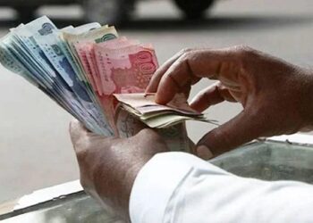 وفاقی بجٹ 2022-2023 : سرکاری ملازمین کی تنخواہوں میں پندرہ فیصد اضافہ کر دیا گیا۔