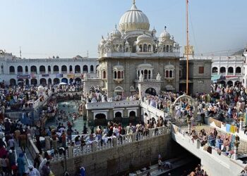 سکھ یاتری گوردوارہ پنجہ صاحب میں مذہبی رسومات ادا کر رہے ہیں۔