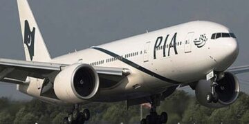 پی آئی اے کے عملہ نے ڈالروں سے بھرا مسافر کا بٹوہ لوٹا دیا۔