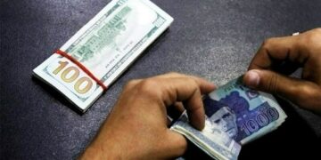 آئی ایم ایف سے سمجھوتہ؛ ڈالر کے مقابلے میں روپیہ سنبھلنے لگا