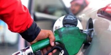 پٹرولیم مصنوعات کی قیمتوں میں ایک بار پھر اضافہ، پٹرول 248.74 روپئے کا لیٹر ہو گیا