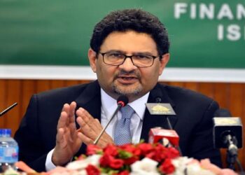 سیاسی عدم استحکام’ روپے کی قدر میں کمی کی وجہ ہے، مفتاح اسمٰعیل