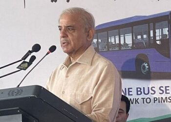 وزیر اعظم نے اسلام آباد میں دو روٹس پر میٹرو بسوں کی سروس کا افتتاح کر دیا