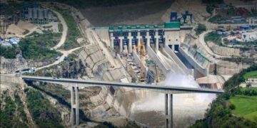 سات سو بیس میگاواٹ کے کروٹ ہاہیڈرو پاور پراجیکٹ نے کام شروع کر دیا