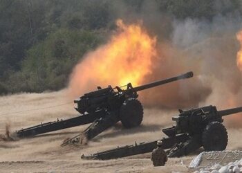 آئی ایم ایف کے مطالبے پر پاکستان نے مسلح افواج کے ترقیاتی پروگرام میں 72 ارب روپئے کی کمی کر دی