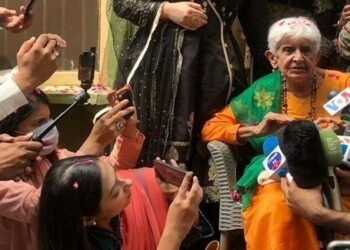 بھارتی خاتون اپنی جنم بھومی دیکھنے راولپنڈی آئیں تو ان کا بھنگڑے سے استقبال ہوا