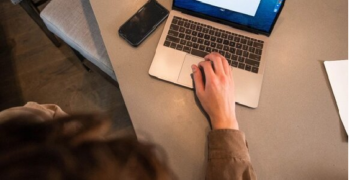 مہنگائی کے باعث دنیا بھر میں سمارٹ فون اور کمپیوٹر کی طلب میں کمی