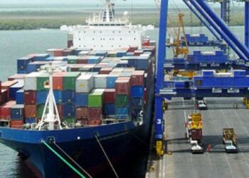 بجٹ سے پہلے آرڈر کئے گئے اشیائے تعیش کے 900 کنٹینرز کراچی پورٹ پر پھنس گئے