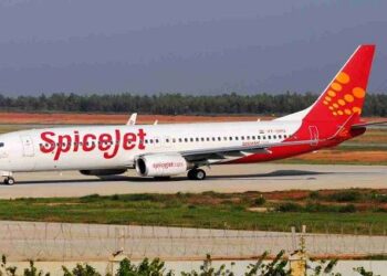 خراب ہونے والے بھارتی طیارے کو پی آئی اے کے انجینئرز نے ٹھیک کر دیا۔