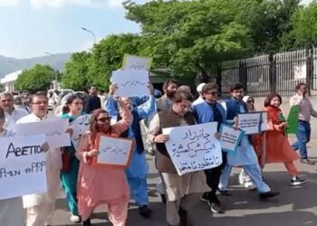 پی ٹی آئی ارکان اور سینیٹرز الیکشن کمیشن کے مرکزی دفتر کے سامنے پہنچ گئے