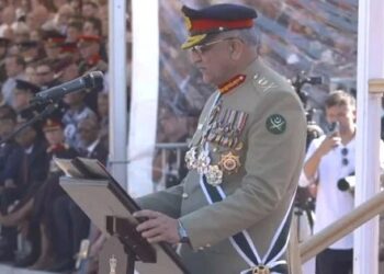 آرمی چیف جنرل باجوہ ملٹری اکیڈمی سینڈہرسٹ میں ملکہ کی نمائندگی کرنے والے پہلے پاکستانی بن گئے۔