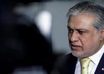 احتساب عدالت نے اسحاق ڈار کے دائمی وارنٹ گرفتاری معطل کر دیئے