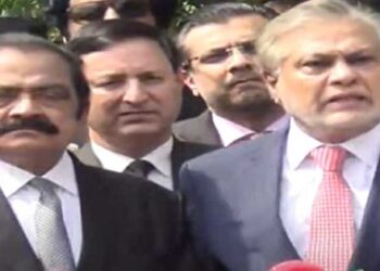 اسحاق ڈار احتساب عدالت میں پیش، نیب کو نوٹس جاری