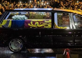 ملکہ الزبتھ کا تابوت بکنگھم پیلس پہنچ گیا