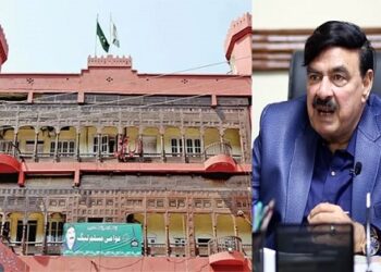 شیخ رشید احمد نے ایف آئی اے کے چھاپوں اور لانگ مارچ کے دوران انہیں گرفتار کی کوششوں کے خلاف لاہور ہائیکورٹ سے رجوع کر لیا ہے۔