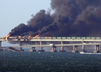 روسی صدر پوتن خود گاڑی چلا کریمیا جزیرے سے ملانے والے پل پر پہنچے