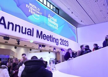عالمی اقتصادی فورم  کا سالانہ اجلاس ڈیووس  میں جا ری