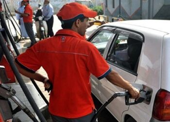 مہنگائی کا جن بوتل سے نکل آیا؛ پیٹرول اور ڈیزل کی قیمتوں میں 35، 35 روپیہ کا اضافہ