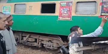 کوٹری میں علامہ اقبال ایکسپریس ٹریک تبدیل کرتے ہوئے دو حصوں میں تقسیم ہو گئی، کوئی جانی نقصان نہیں ہوا