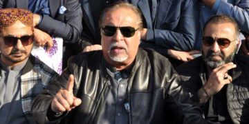 عمران اسماعیل اور علی زیدی سمیت متعدد رہنماؤں نے بھی تحریک انصاف کا ساتھ چھوڑ دیا