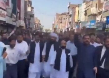 عمران کی گرفتاری کےخلاف عوام سڑکوں پر نکلنا شروع