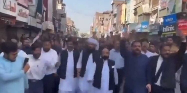 عمران کی گرفتاری کےخلاف عوام سڑکوں پر نکلنا شروع