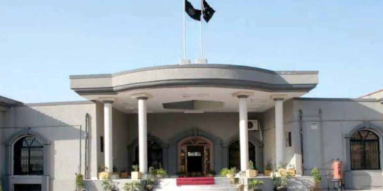 عمران خان کی گرفتاری کے خلاف درخواست پر سماعت کےلئے خصوصی ڈویژن بینچ تشکیل