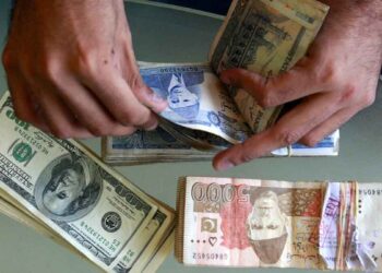 روپیہ مسلسل گراوٹ کا شکار’ اوپن مارکیٹ میں ڈالر کی قیمت فروخت 308 روپے ، انٹر بینک ریٹ 287 روپے