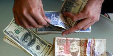 روپیہ مسلسل گراوٹ کا شکار’ اوپن مارکیٹ میں ڈالر کی قیمت فروخت 308 روپے ، انٹر بینک ریٹ 287 روپے