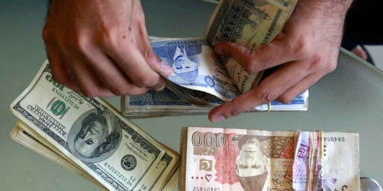 روپیہ مسلسل گراوٹ کا شکار’ اوپن مارکیٹ میں ڈالر کی قیمت فروخت 308 روپے ، انٹر بینک ریٹ 287 روپے