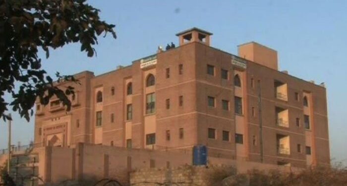 احتساب عدالت نے چیئرمین پی ٹی آئی عمران خان کا القادر ٹرسٹ کیس میں جسمانی ریمانڈ دینے کے حوالے سے تحریری فیصلہ جاری کر دیا