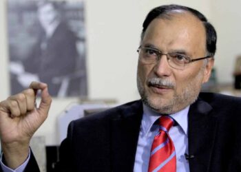 عمران خان اپنی بے گناہی عدالتوں میں ثابت کریں : احسن اقبال