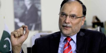 عمران خان اپنی بے گناہی عدالتوں میں ثابت کریں : احسن اقبال