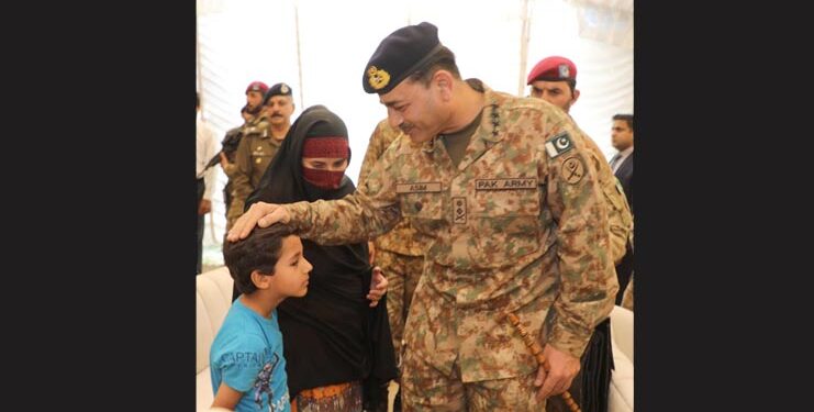 آرمی چیف کا دورہ لاہور، یادگار شہدا پر پھول چڑھائے