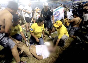 فٹبال اسٹیڈیم میں بھگدڑ :- 9 افراد ہلاک