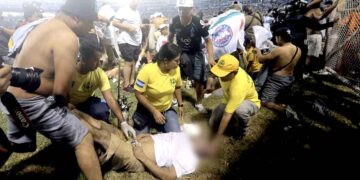 فٹبال اسٹیڈیم میں بھگدڑ :- 9 افراد ہلاک