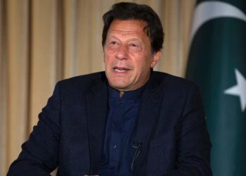 میں کبھی بھی نواز شریف اور زرداری کی طرح دم دبا کر باہر نہیں بھاگوں گا :- عمران خان