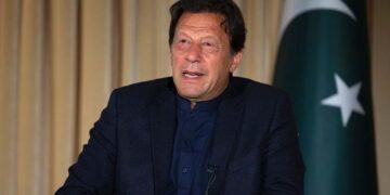 میں کبھی بھی نواز شریف اور زرداری کی طرح دم دبا کر باہر نہیں بھاگوں گا :- عمران خان