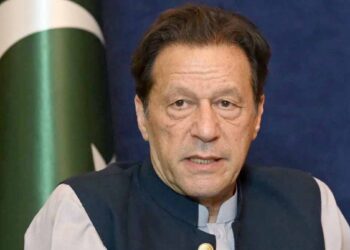 عمران خان نے کارکنوں کو سڑکوں پر نکلنے کی کال دے دی