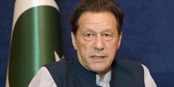 عمران خان نے کارکنوں کو سڑکوں پر نکلنے کی کال دے دی