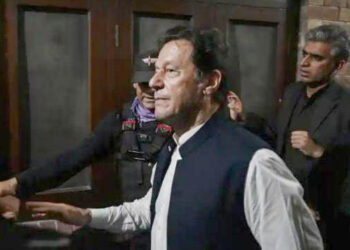 میڈیکل بورڈ : عمران خان ‘تندرست’ ہیں؛ مزید ٹسٹ کروانے کے لئے بلڈ سیمپل لے لیا گیا