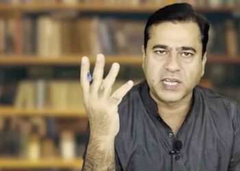 معروف اینکر عمران ریاض خان سیالکوٹ ائیرپورٹ سے گرفتار