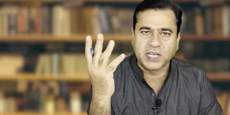 معروف اینکر عمران ریاض خان سیالکوٹ ائیرپورٹ سے گرفتار