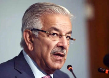 مجھے تو زمین پر لٹایا جاتا تھا، عمران خان سے گیسٹ ہاؤس کی سہولتوں کا پوچھا جا رہا ہے– خواجہ اصف