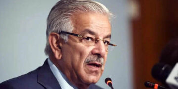 مجھے تو زمین پر لٹایا جاتا تھا، عمران خان سے گیسٹ ہاؤس کی سہولتوں کا پوچھا جا رہا ہے– خواجہ اصف