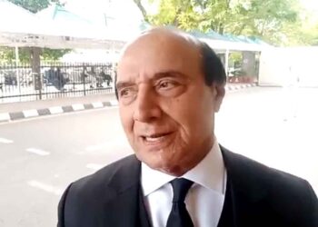 کور کمانڈر ہاؤس کے قریب سے کوئی نہیں گزر سکتا ،کس نے گزروایا؟ میں خود گورنر رہا ہوں ، چڑی پر نہیں مار سکتی وہاں :- لطیف کھوسہ کا مطیع اللہ جان سے مکالمہ